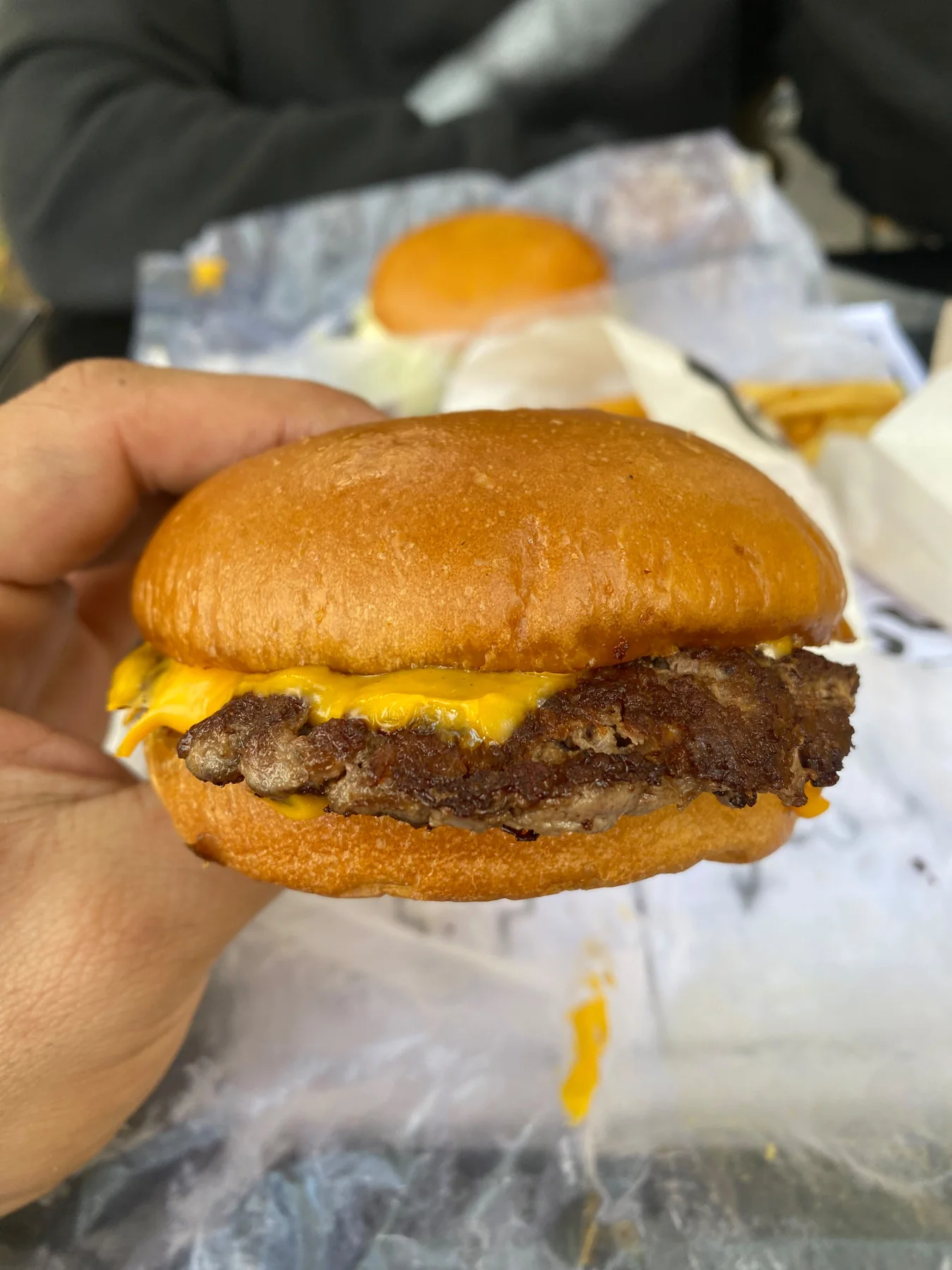Hamburguesa de Cayó servida en mano