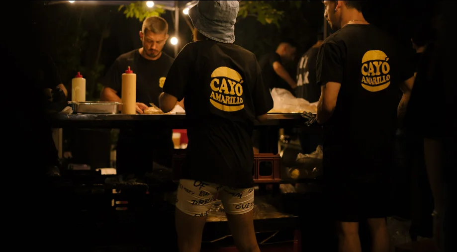 Equipo de Cayó cocinando durante un evento nocturno