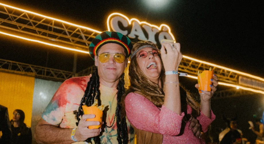 Invitados disfrutando de una fiesta frente al puesto de Cayó