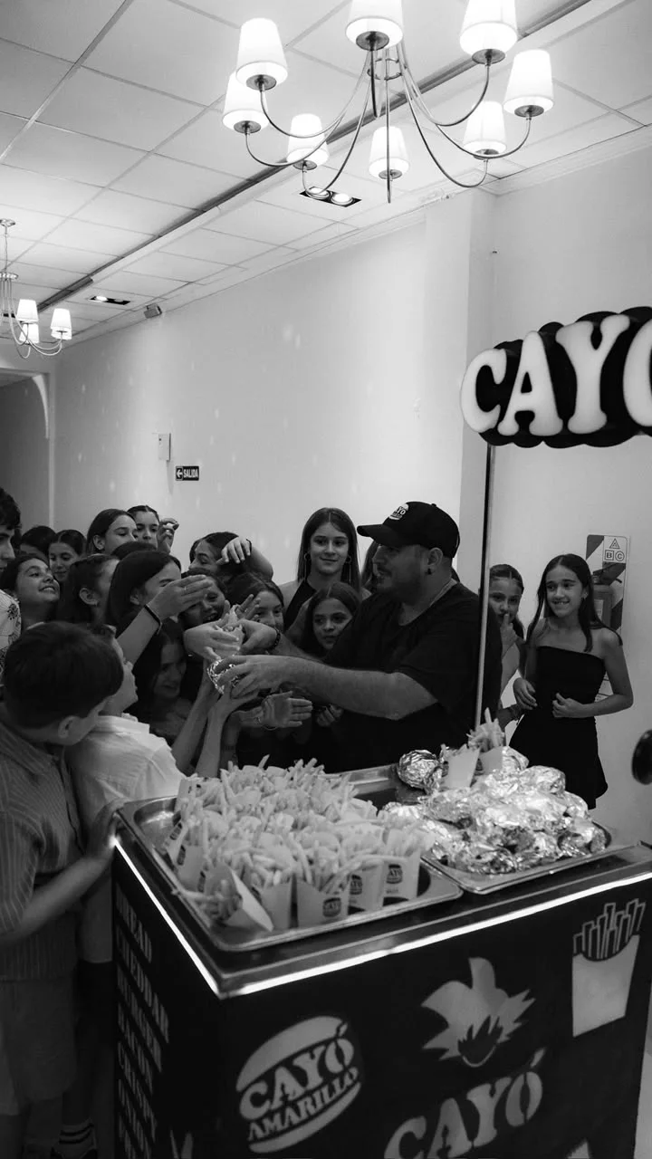 Cayó sirviendo hamburguesas y papas durante una celebración