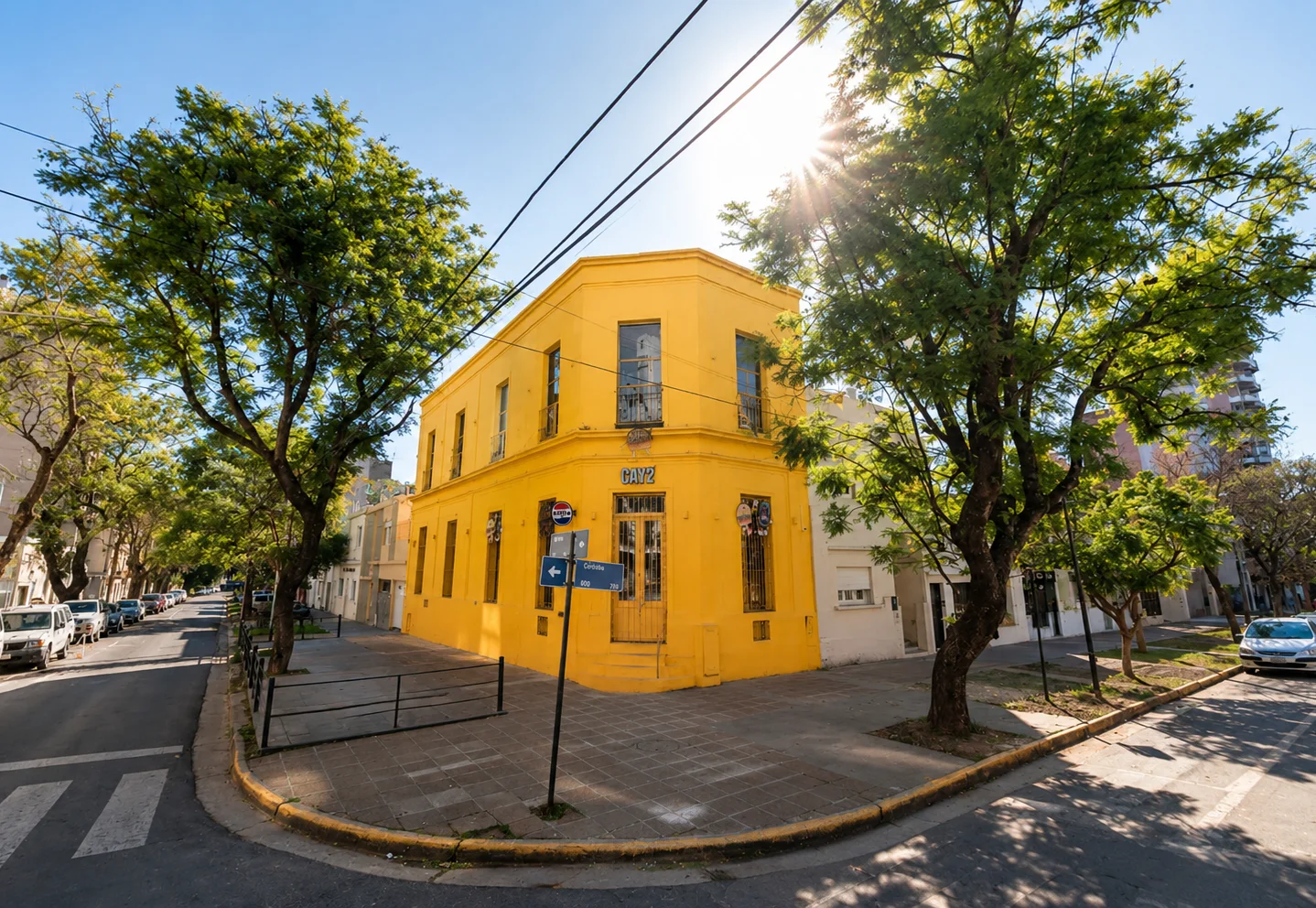 CAY2, edificio amarillo de esquina en Paraná