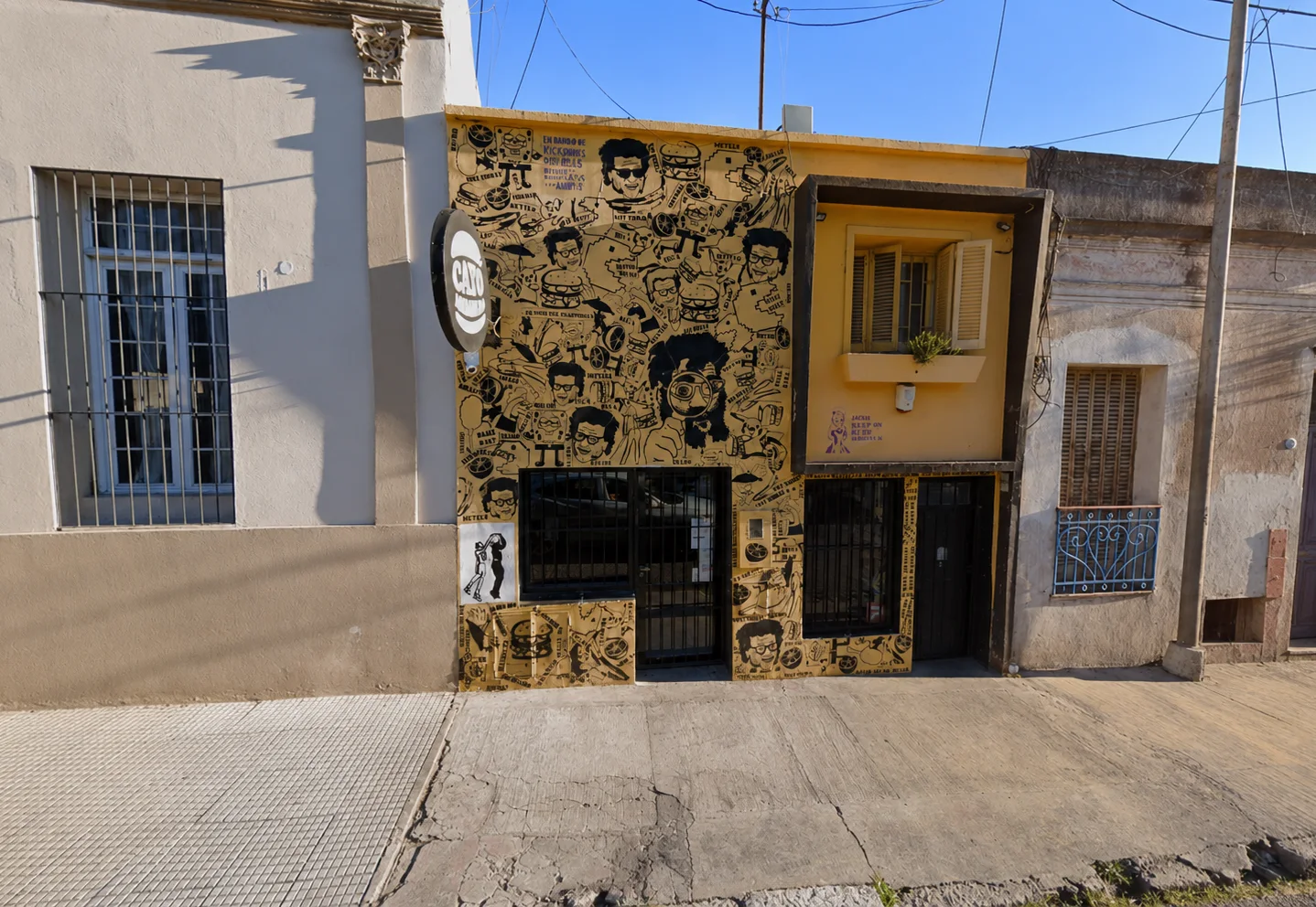 Fachada ilustrada de La Casita de Cayó Amarillo en Montevideo 211, Paraná
